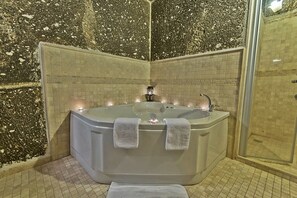 Phòng Suite phong cách lãng mạn | Bồn tắm ngâm
