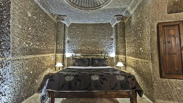 Romantic Suite | 1 bedroom, premium bedding, minibar, desk