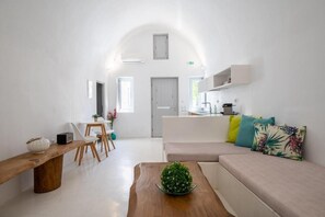 Six Bedroom Villa with Sea View and Hot Tubs | Premium bedding, in-room safe, blackout drapes, soundproofing - Fertimo Suites (Santorini)