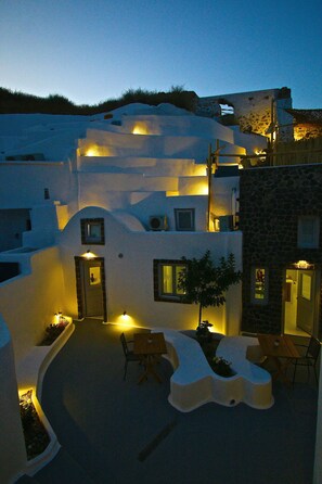 Courtyard - Fertimo Suites (Santorini)