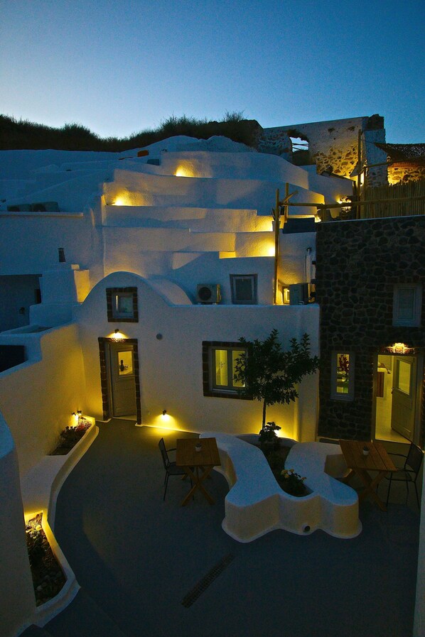 Courtyard - Fertimo Suites (Santorini)