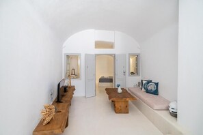 Six Bedroom Villa with Sea View and Hot Tubs | Premium bedding, in-room safe, blackout drapes, soundproofing - Fertimo Suites (Santorini)