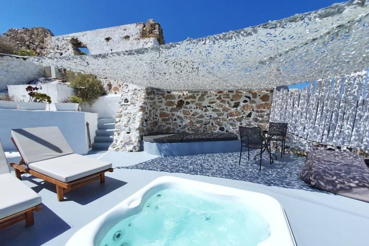 Six Bedroom Villa with Sea View and Hot Tubs | Peralatan tempat tidur premium, peti besi dalam bilik