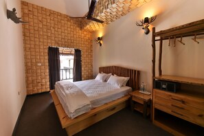 Habitació Deluxe, vistes a la piscina | 1 dormitori, caixa forta a l'habitació i llits addicionals 