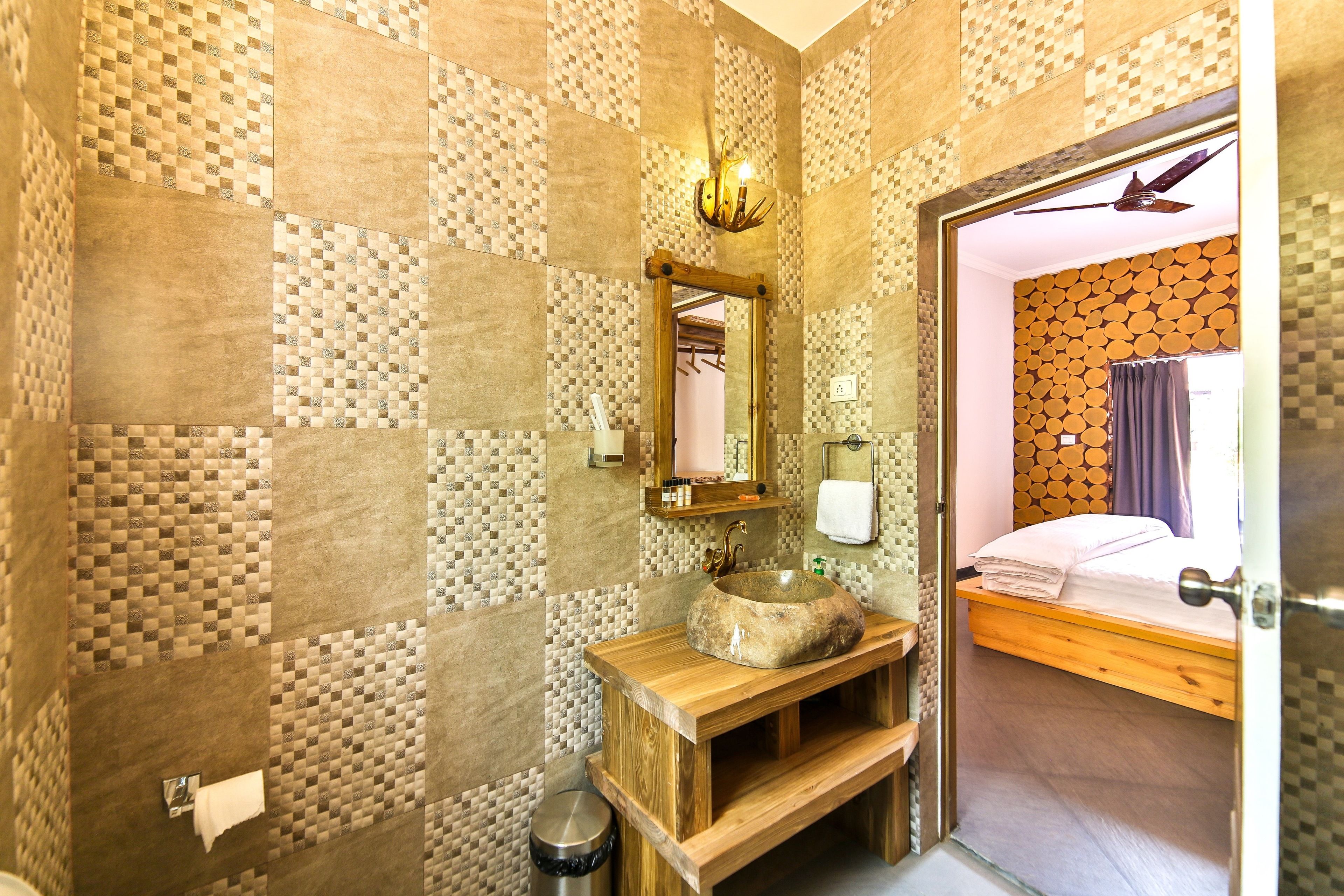 fabulous suite | bathroom | shower, free toiletries, towels