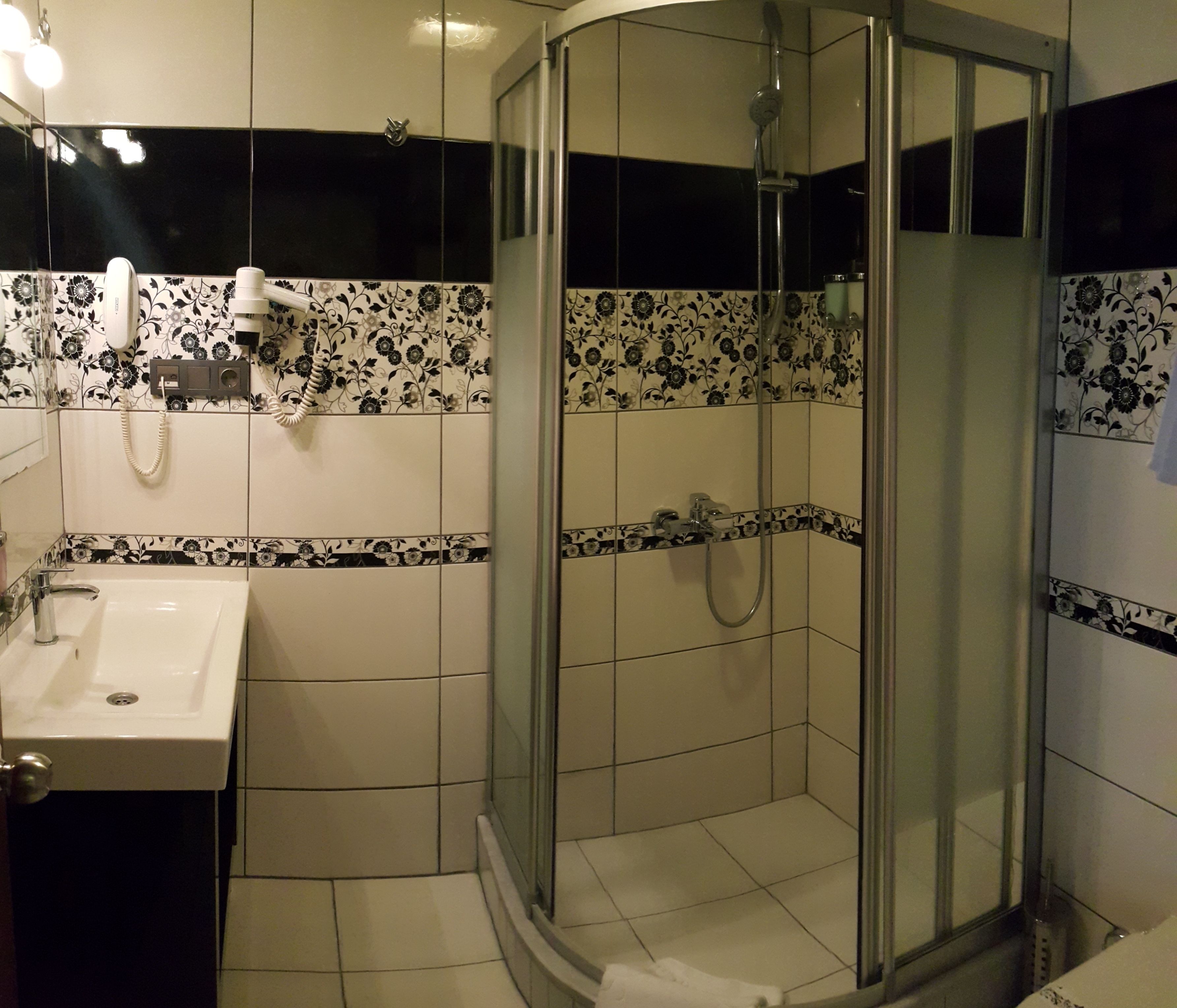 standard single room | bathroom | shower, free toiletries, hair dryer, slippers