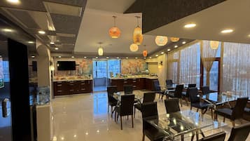 Desayuno buffet (EUR 10 por persona)