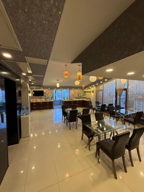 每日供应自助式早餐（每人 EUR 10）