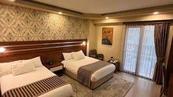 Habitación triple | Ropa de cama de alta calidad, minibar, caja fuerte y escritorio