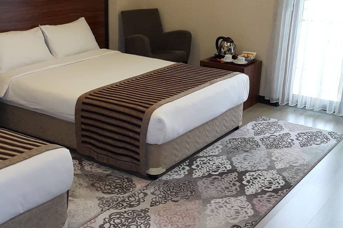 deluxe suite | premium bedding, minibar, in-room safe, desk