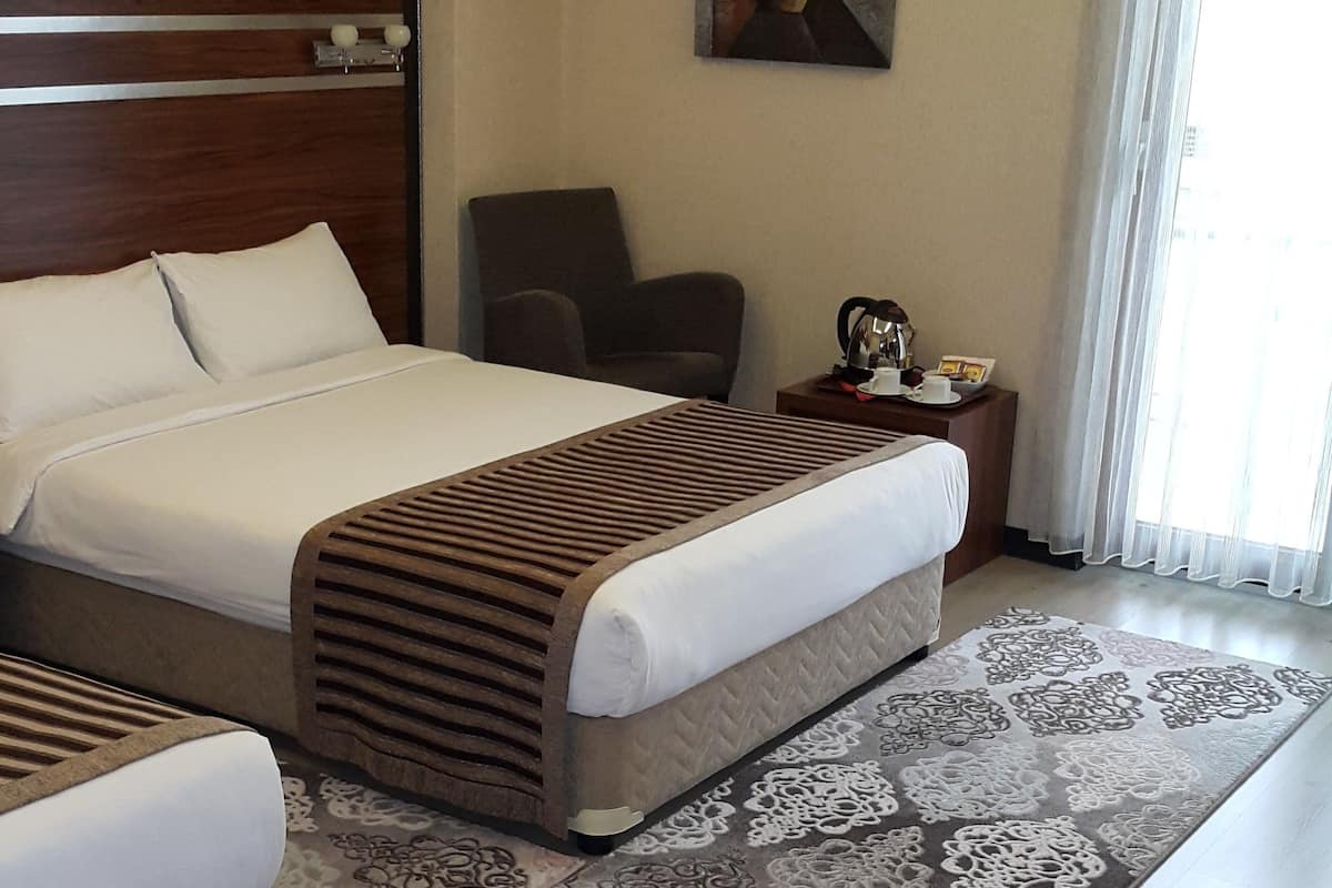 Dreibettzimmer | 2 Schlafzimmer, hochwertige Bettwaren, Minibar, Zimmersafe