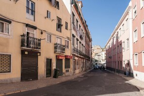 Front of property - Basílico Apartments (Lisbon)