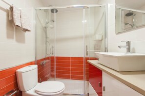 Comfort Apartment, 3 Bedrooms | Bathroom | Shower, free toiletries, hair dryer, towels