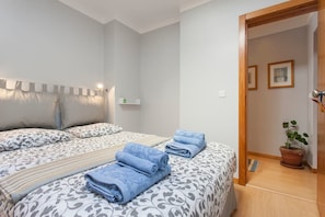 Departamento Confort, 3 habitaciones | Escritorio, tabla de planchar con plancha, wifi gratis y ropa de cama