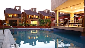Outdoor pool - The Royal Castle Resorts (Padadhari)