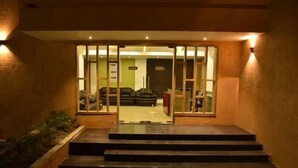 Entrada de hotel con una escalera que conduce a una zona de recepción.