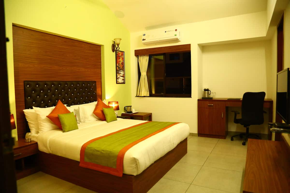 Exclusive Suite, 1 King Bed, Hill View, Mountainside | Minibar, in-room safe, desk, iron/ironing board
