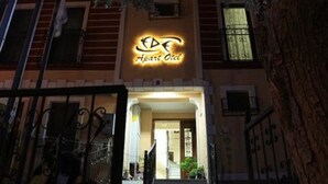 A building with a sign that reads "Heart Oct" and a staircase leading to the entrance. - Ede Apart Hotel (Ezine)