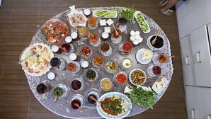 A table with various food items and condiments. - Ede Apart Hotel (Ezine)