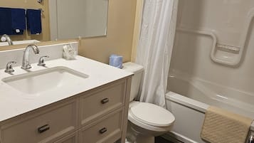 Combined shower/tub, free toiletries, towels