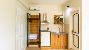 Triple Room | Private kitchen | Fridge, stovetop, electric kettle, cookware/dishes/utensils