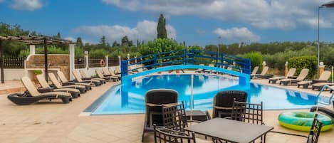 Piscine extérieure, parasols de plage, chaises longues
