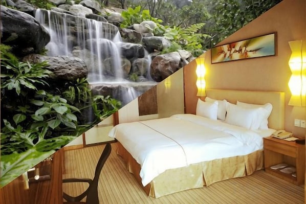 Una habitación de hotel con una cama, mesitas de noche y un cuadro en la pared.