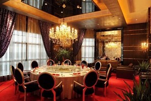 A conference room with a round table, chairs, a chandelier, and large windows. - Lighting Era Hotel (Zhongshan)