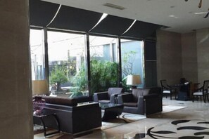 Un hall espacioso con zona de estar, ventanas amplias y diseño moderno.