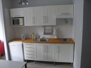 Fridge, microwave, dishwasher, coffee/tea maker - Alisa Apartments (Kostomlaty nad Labem)