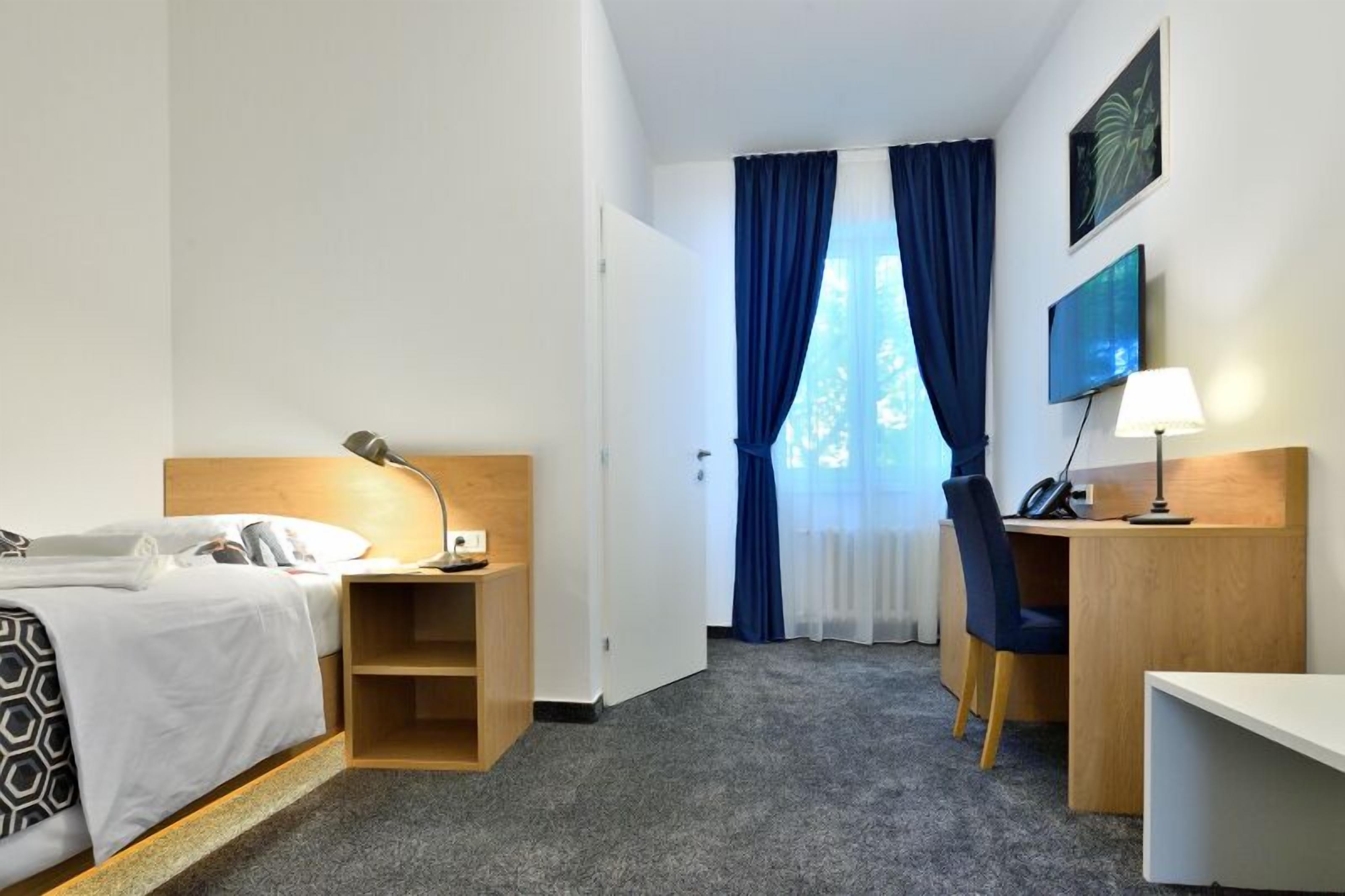 standard single room | living area | flat-screen tv