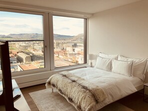 Minibar, desk, laptop workspace, soundproofing - Park Tower City View Apartments (Zug)