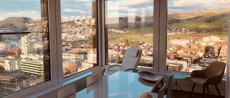 City-Apartment, 2 Schlafzimmer, Stadtblick, Turm | Essbereich im Zimmer