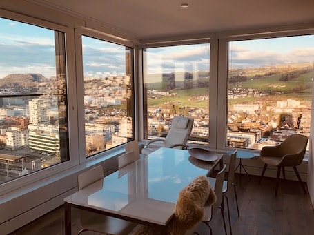 City Apartment, 2 Bedrooms, City View, Tower | In-room dining