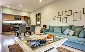 Penthouse, 1 cama King size, cocina, vista a la alberca | Área de sala de estar | Televisión de pantalla plana 