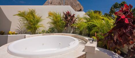 Penthouse, 1 King Bed, Kitchen, Pool View | Jetted tub