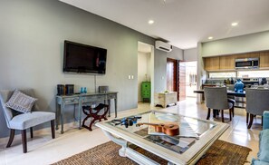 Penthouse, 1 cama King size, cocina, vista a la alberca | Sala de estar | Televisión de pantalla plana 