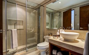 Penthouse, 1 cama King size, cocina, vista a la alberca | Baño | Regadera, amenidades de baño gratuitas, toallas