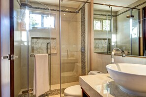 Appartement, 2 chambres, vue piscine | Salle de bain | Douche, articles de toilette gratuits, sèche-cheveux