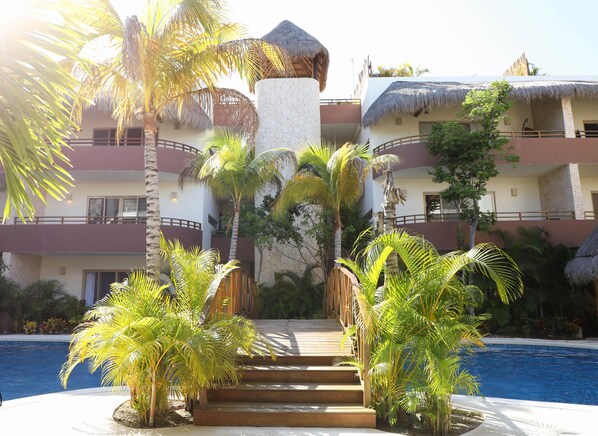 Piscine extérieure, chaises longues