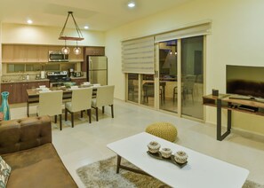 Departamento, 2 habitaciones, cocina, vista a la alberca | Área de sala de estar | Televisión de pantalla plana 