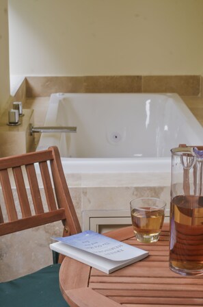 Apartamento, 2 quartos, cozinha, vista para a piscina | Banheira de hidromassagem