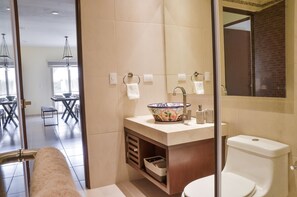 Departamento, 2 habitaciones, cocina, vista a la alberca | Baño | Amenidades de baño gratuitas y toallas 