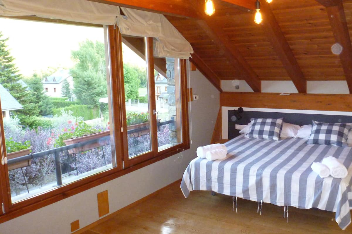 Suite Nord | Desk, soundproofing, rollaway beds (surcharge), WiFi (free)
