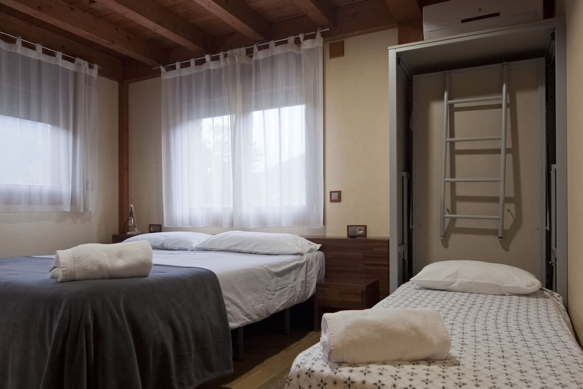 Grand Quadruple Room | Desk, soundproofing, rollaway beds (surcharge), WiFi (free)