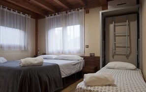 Habitación cuádruple Grand | Escritorio, sistema de insonorización, camas supletorias y wifi gratis