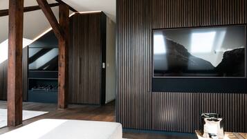 Presidential Apartment, 2 Bedrooms, Lake View | 2 bedrooms, premium bedding, minibar, desk