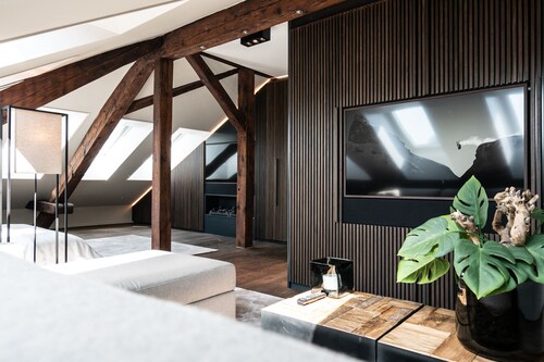 Airhome Limmatquai River View Apartment