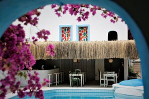 Piscine extérieure (ouverte en saison), parasols de plage
