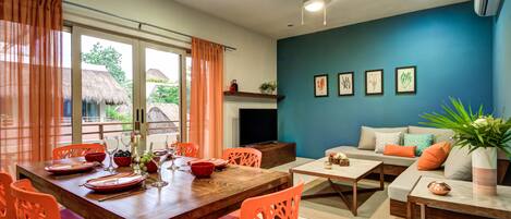 Apartamento, 2 habitaciones, bañera de hidromasaje, vistas a la piscina | Zona de estar | Una televisión de pantalla plana